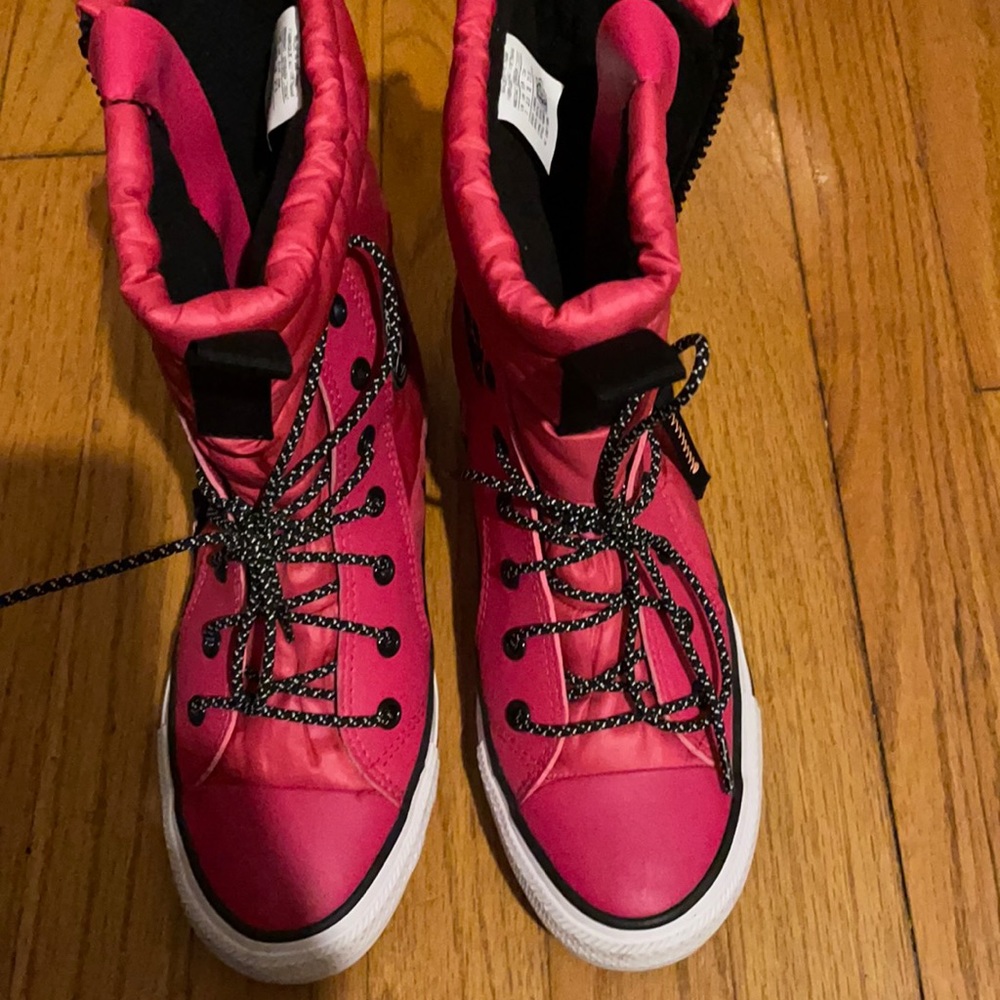 Converse boot tennis shoes style like new